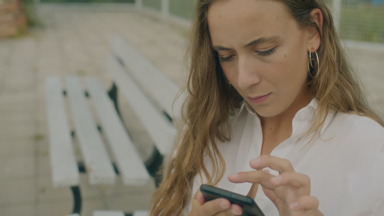 mujer pensativa navegando por el teléfono inteligente