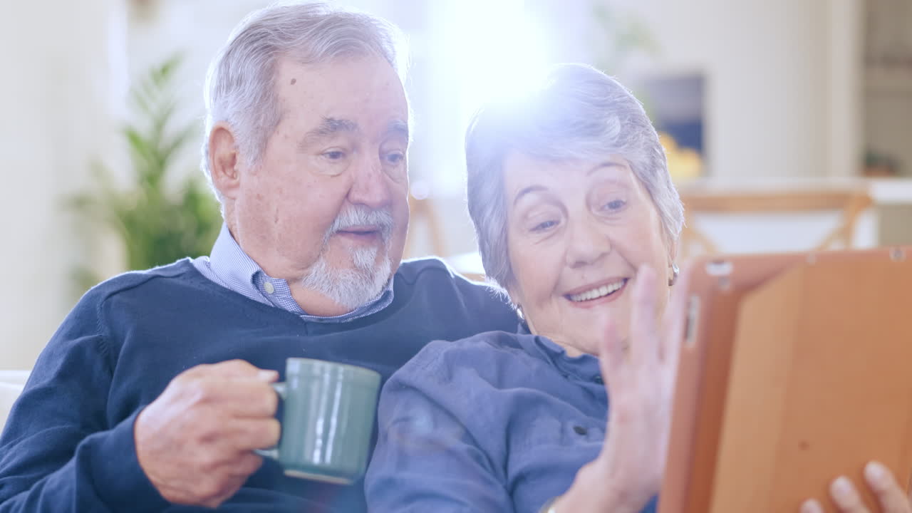 태블릿, 커피와 소파에서 휴식을 취하는 고위 부부