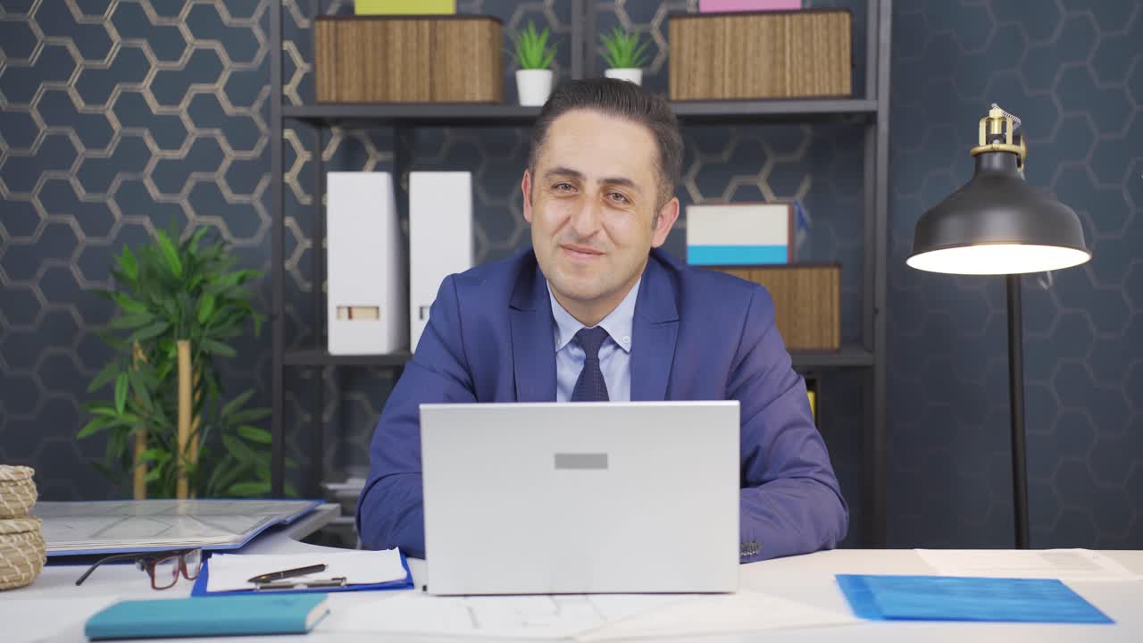 Uomo d'affari emotivo che guarda la telecamera