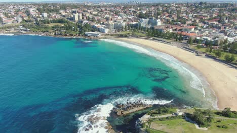 Vista-Aérea-De-Casas-Frente-Al-Mar-En-Coogee-Beach-Sydney-Australia