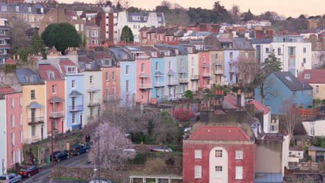 Vista-Por-Drones-Con-Teleobjetivo-De-Coloridas-Casas-Hotwells-En-La-Ladera-De-Clifton,-Bristol