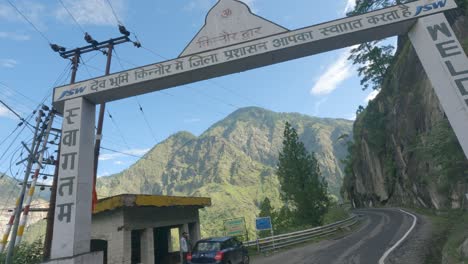 Una-Toma-De-Un-Vehículo-Entrando-En-El-Distrito-De-Kinnaur-De-Himachal-Pradesh-En-El-Mes-De-Agosto