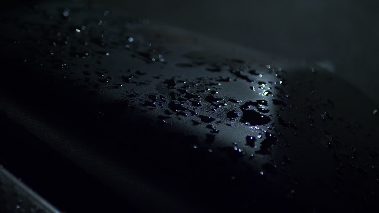 오토바이 좌석에 방울이 떨어지는 어두운 밤