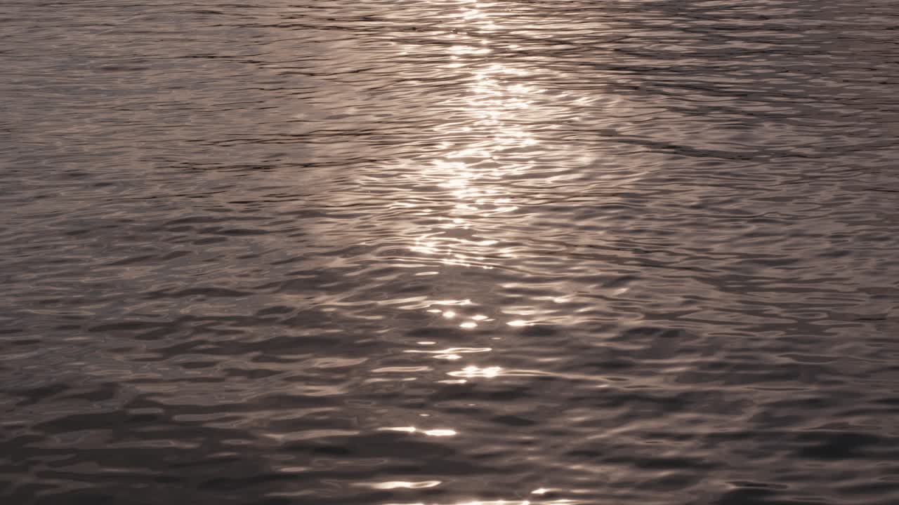 Abstract reflection of the sun in the water, perfect for background