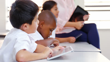 Schulkinder-Und-Lehrer-Verwenden-Digitale-Tablet-Im-Klassenzimmer