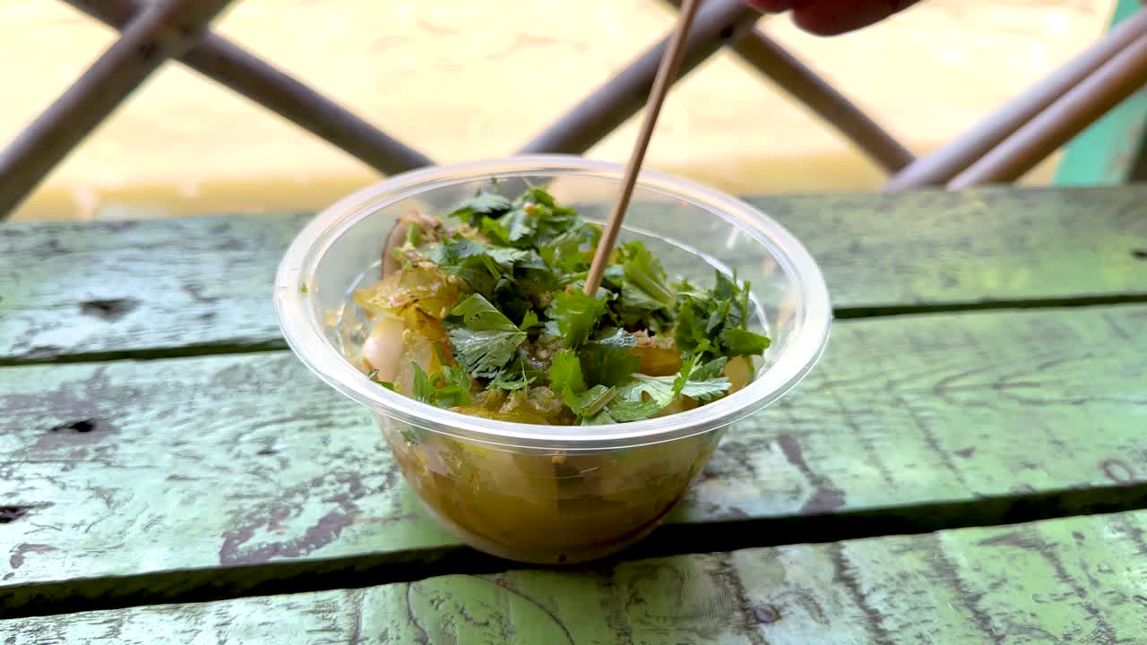 방 시장 에서 매운 오징어 요리 플링