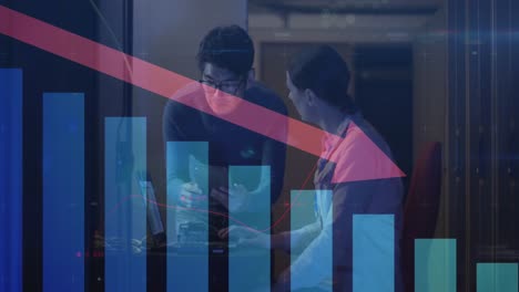 animación de datos y flecha sobre diversos ingenieros informáticos masculinos y femeninos con computadora portátil por servidor de computadora