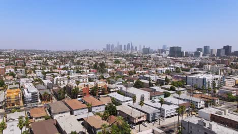 Steigende-Antenne-Aus-Mittelklasse-Gebiet-In-Der-Nähe-Von-Hollywood-Kalifornien-Mit-Downtown-Los-Angeles-In-Entfernung