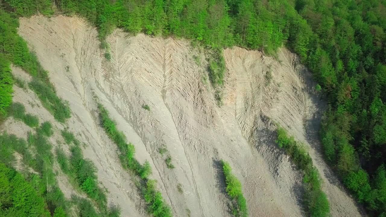 el deslizamiento de tierra en el río. vista de imágenes aéreas de drones: vuelo sobre la montaña de primavera con bosque a la luz suave del amanecer. alpes, suiza, europa. paisaje majestuoso. belleza. concepto de naturaleza pura, alimentos naturales, falta de productos químicos