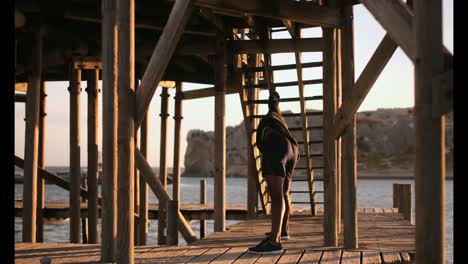 Afroamerikanischer-Männlicher-Jogger,-Der-Am-Pier-Am-Strand-Trainiert-4k