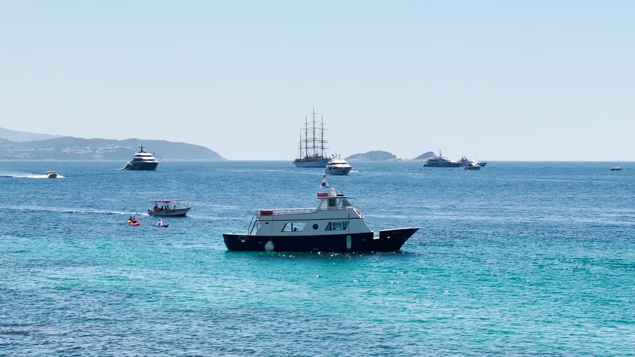 두브로브니크 구시가지 항구 근처의 오토크 로크룸 섬 근처에 정박해 있는 많은 보트