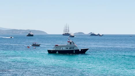 muchos barcos amarrados cerca de la isla otok lokrum cerca del puerto del casco antiguo de dubrovnik