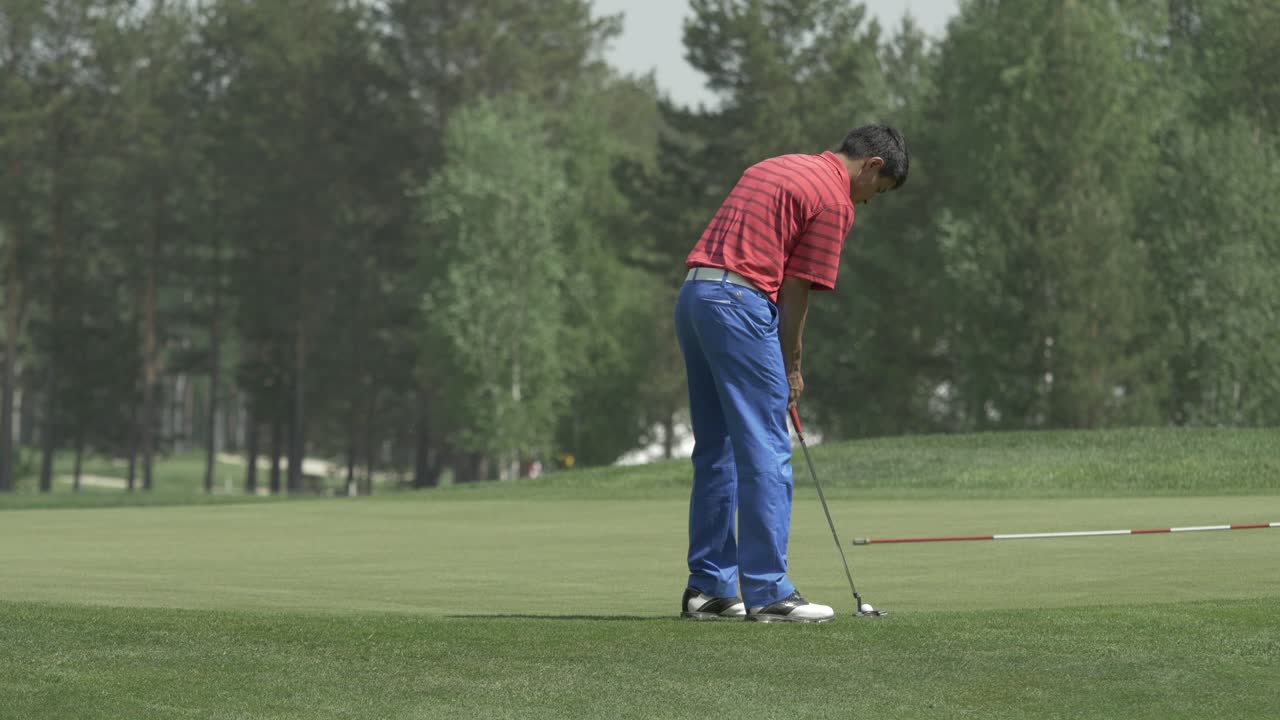 golfista poniendo en un campo de golf