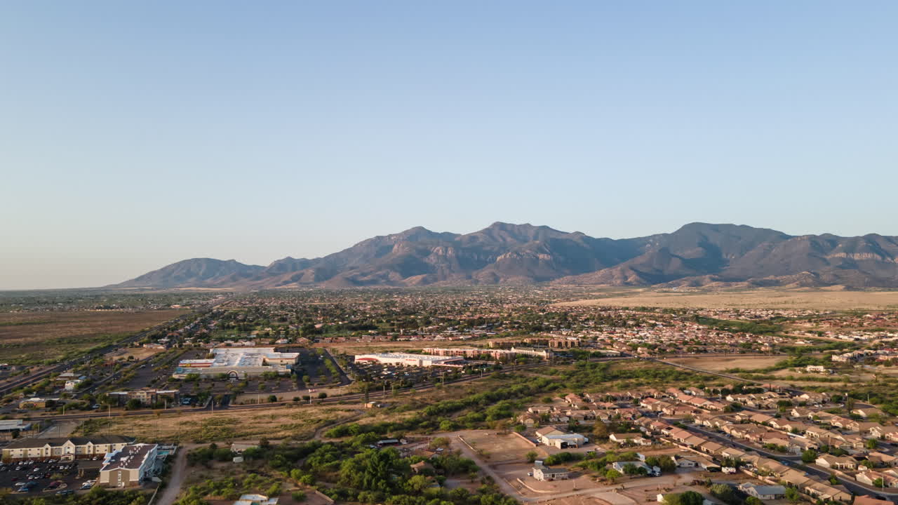Hyperlapse aereo al mattino con sobborghi in primo piano e montagne desertiche sullo sfondo