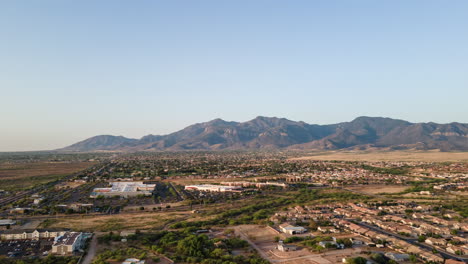 Hiperlapso-Aéreo-Por-La-Mañana-Con-Suburbios-En-Primer-Plano-Y-Montañas-Desérticas-En-Segundo-Plano