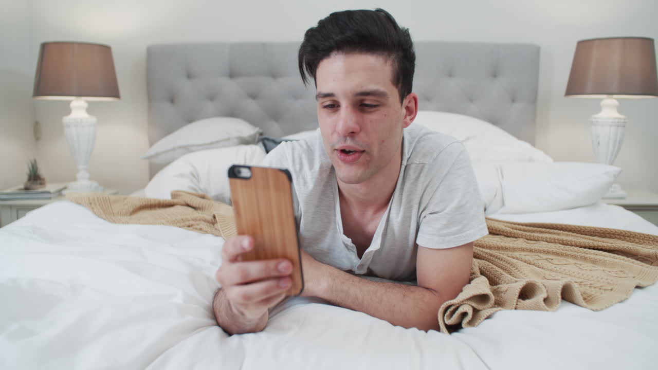 그가 가장 좋아하는 사람은 방금 비디오로 전화했습니다.