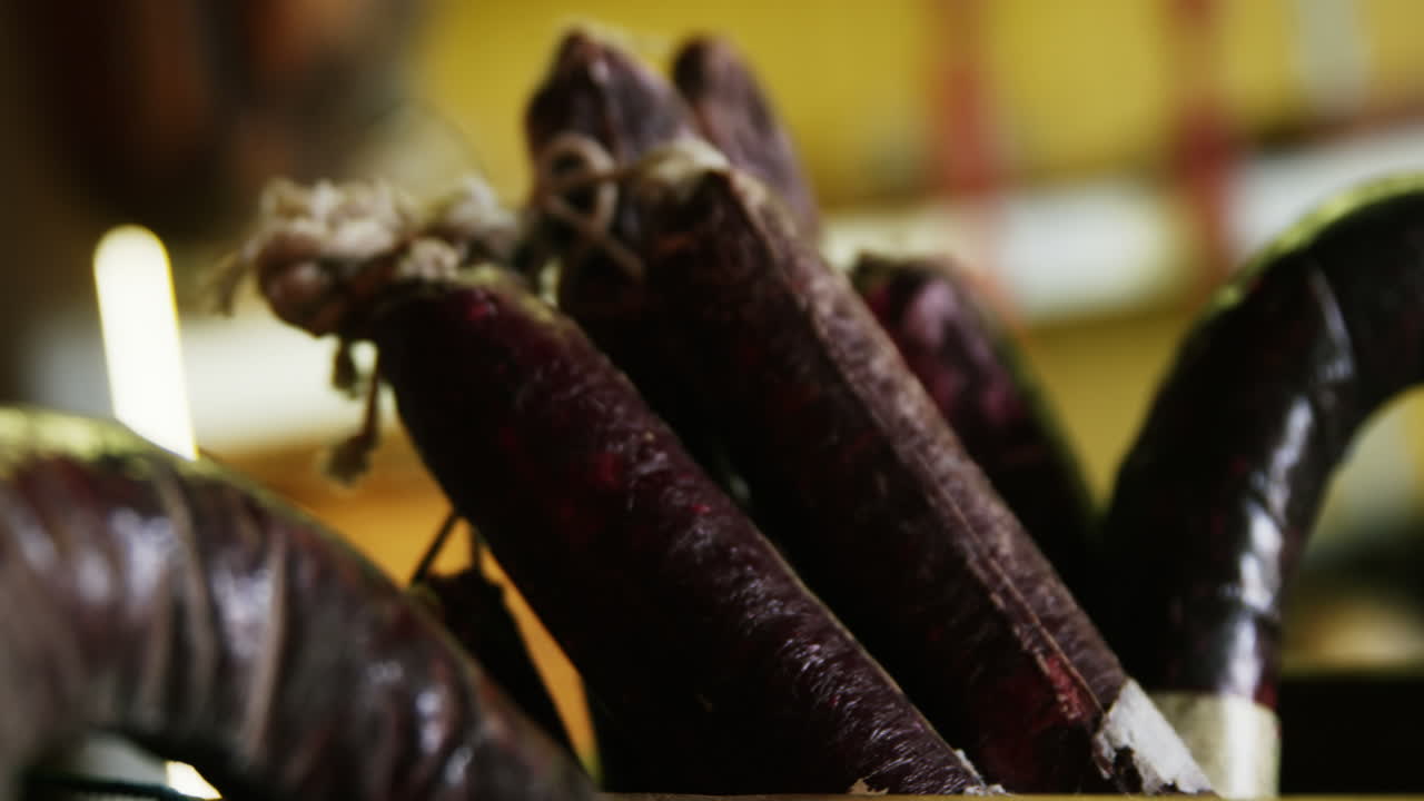 primer plano de alimentos horneados en la sección de panadería