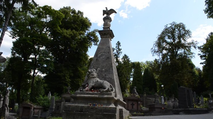 Leone e aquila. Leopoli, Ucraina. Cimitero di Lychakiv, il complesso storico e commemorativo (dal 1991) a Leopoli, nel quartiere storico di Lychakiv, uno dei cimiteri più antichi dell'Ucraina.