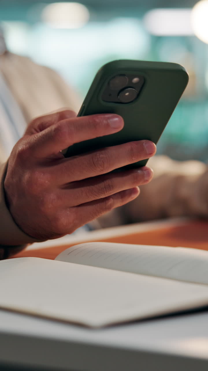 Detail rukou používajících chytrý telefon s notebookem