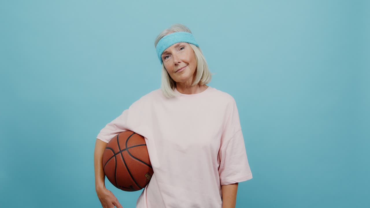 mujer mayor con una pelota de baloncesto