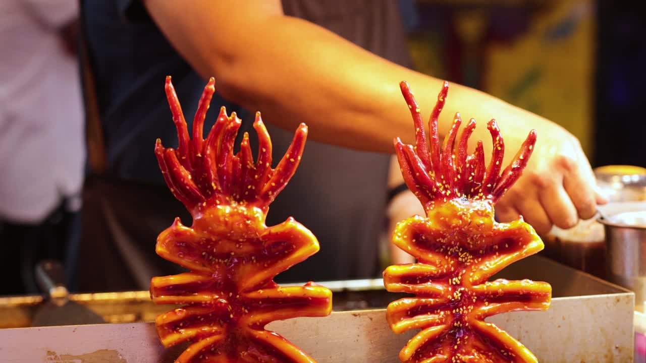 홍콩 시장에서 오징어를 는 판매자