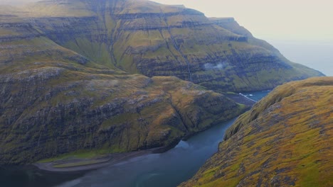 Drohnenaufnahmen-Des-Ozeans-Zwischen-Klippen-In-Der-Nähe-Des-Dorfes-Saksun-Auf-Der-Insel-Streymoy-Auf-Den-Färöer-Inseln