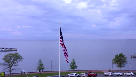 Die-Amerikanische-Flagge-Weht-Am-Fairhope-Pier-In-Alabama