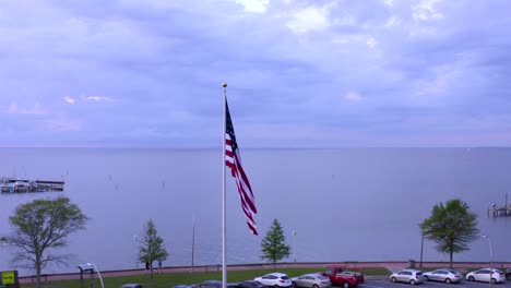 Volando-Alrededor-De-La-Bandera-Americana-En-El-Muelle-De-Fairhope,-Alabama