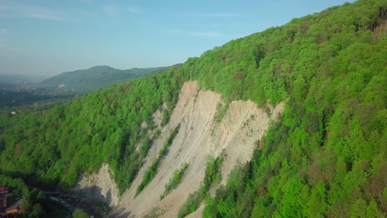 el deslizamiento de tierra en el río. vista de imágenes aéreas de drones: vuelo sobre la aldea de montaña de primavera con bosque a la luz suave del amanecer. alpes, suiza, europa. paisaje majestuoso. belleza. concepto de naturaleza pura, alimentos naturales, falta de productos químicos