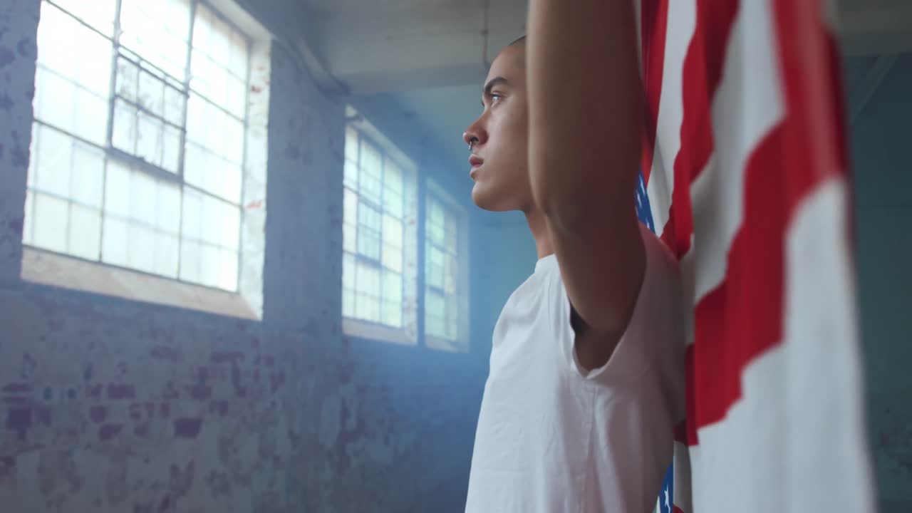 버려진 창고에 있는 멋진 젊은 남자