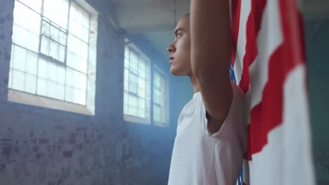 joven de moda en un almacén abandonado