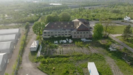 Tranquila-Vista-Aérea-De-Un-Edificio-Alemán-Abandonado