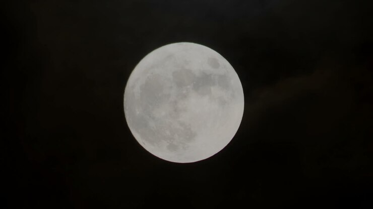 A lua no céu noturno. Filmagem em timelapse.