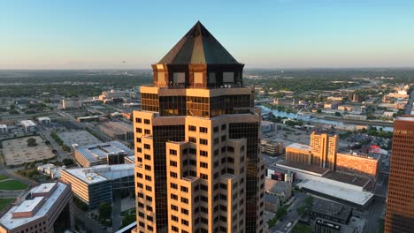 el gran edificio 801 es un rascacielos de 45 pisos en des moines, iowa, estados unidos.