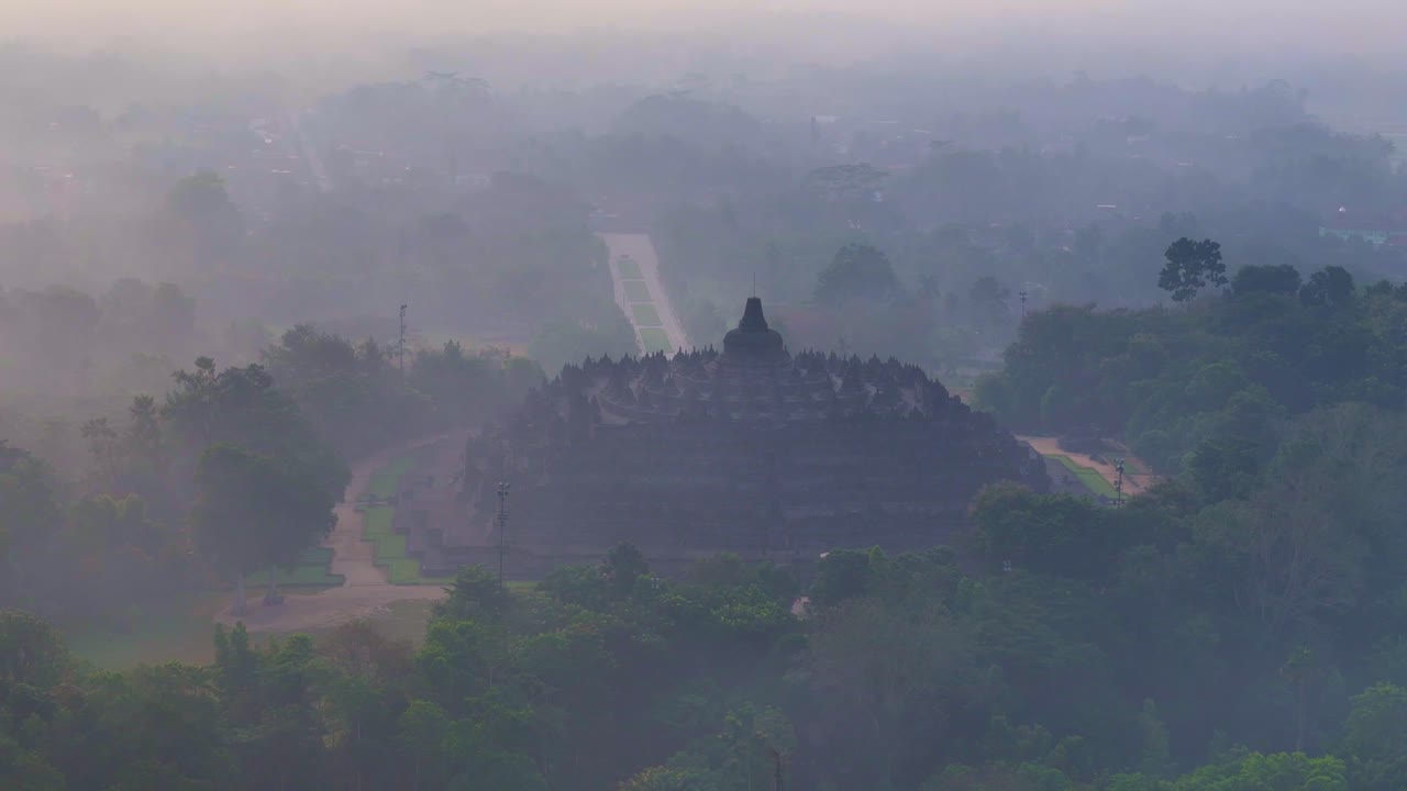 Vista drone del tempio di Borobudur sullo sfondo in una mattina nebbiosa. Giava Centrale, Indonesia