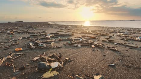 playa de mar sucia con basura y botellas de plástico dañinas para el medio ambiente