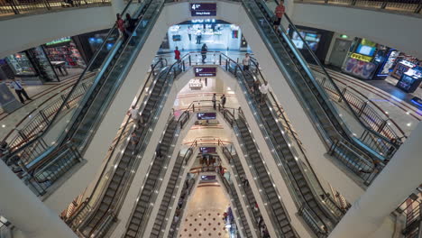 Timelapse-Del-Tráfico-De-Personas-En-El-Centro-Comercial-De-Varios-Pisos