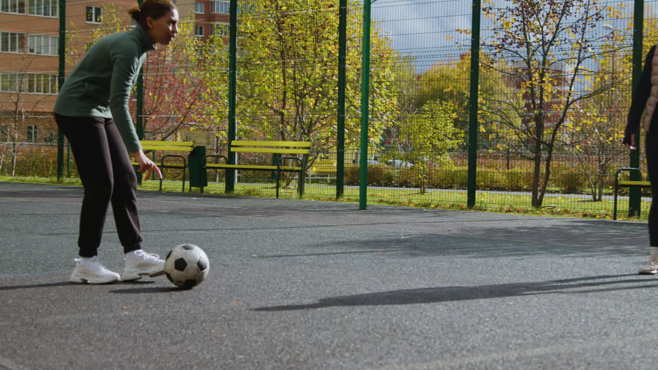 mujeres jugando al fútbol