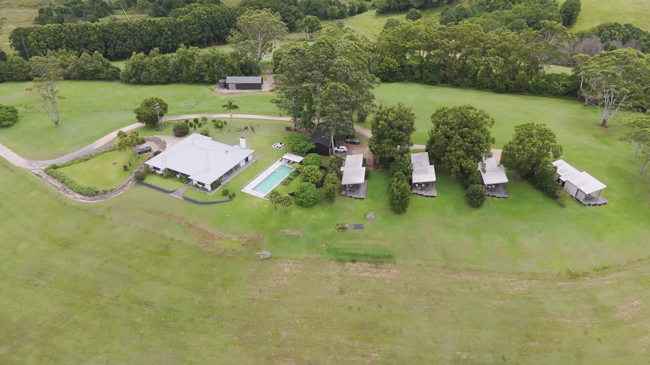 리조트 및 주변 지역의 풍경적인 공중 풍경
