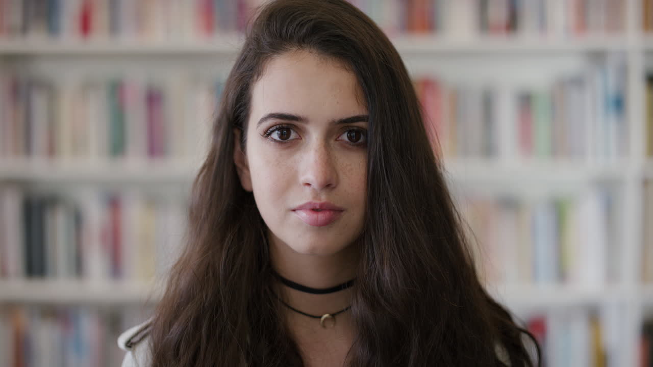 ritratto di una bellissima giovane studentessa in cerca di serietà pensosa adolescente carina lentiggini gioventù millenaria