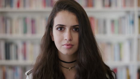 retrato hermosa joven estudiante buscando serio pensativo adolescente chica linda pecas juventud milenaria