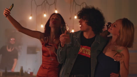amigos tomando una selfie en una fiesta
