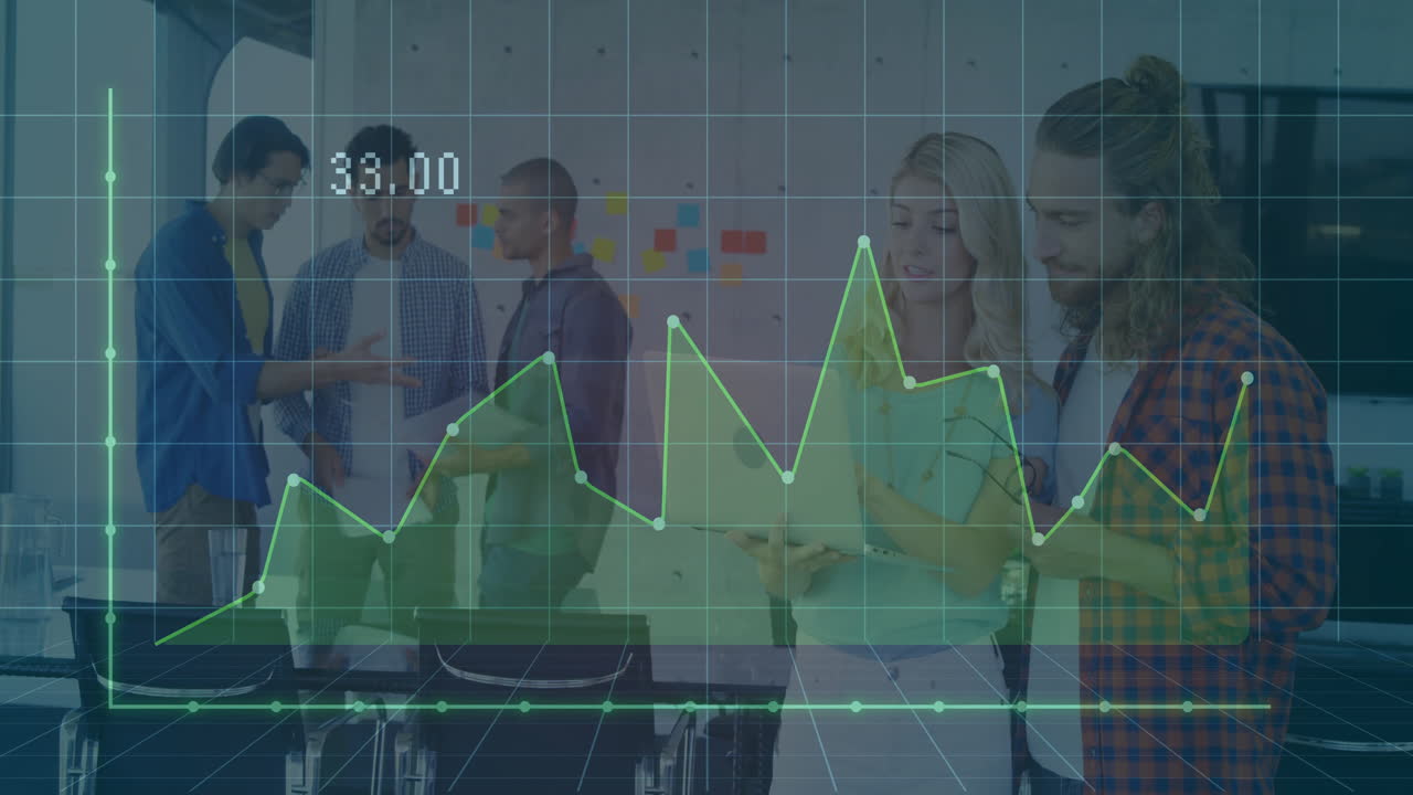 анимация обработки финансовых данных над различными деловыми людьми