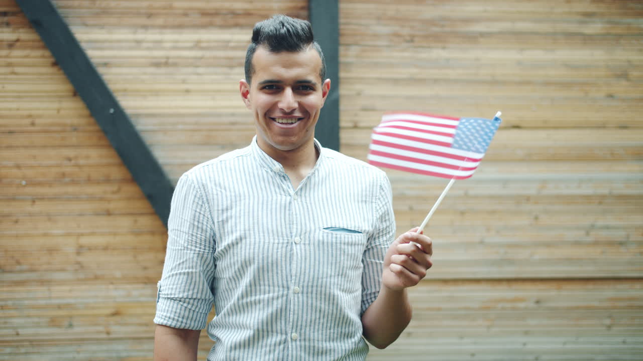Hombre con bandera estadounidense