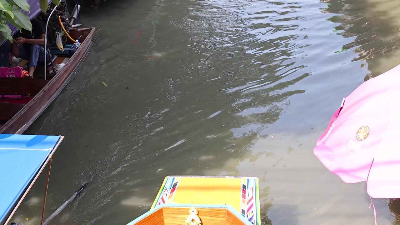 los barcos navegan por un canal en un mercado vibrante