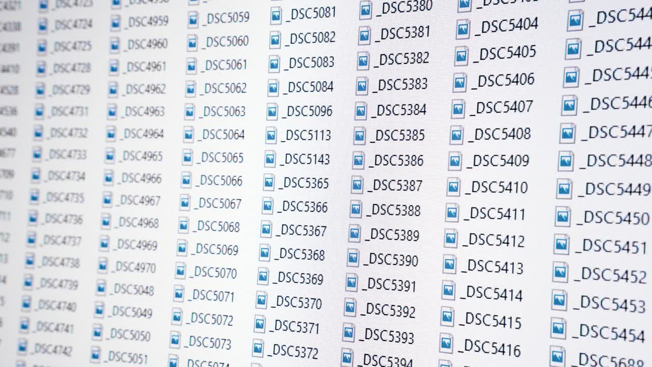 gran cantidad de archivos de imagen en la pantalla de la computadora