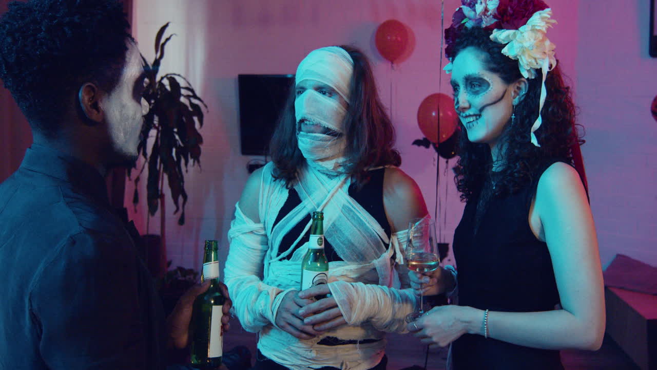 할로윈 파티에서 이야기하는 친구들