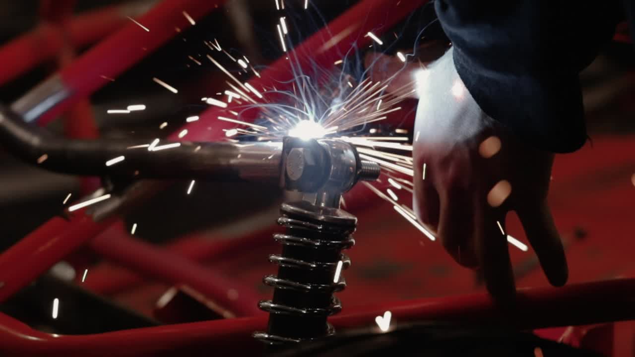 luz brillante emitida por la soldadura de metal en la suspensión del vehículo