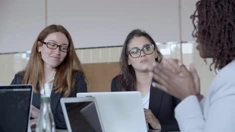 mujeres de negocios profesionales discutiendo el trabajo en la oficina