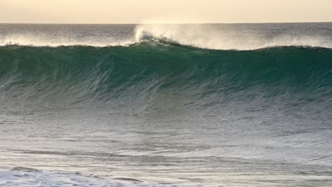 belas ondas do mar em câmera lenta quebrando e quebrando na costa do mar no havaí